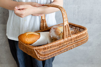 Willow bread basket with bread being held / パンを入れたやなぎのパンバスケットを手に持つ様子