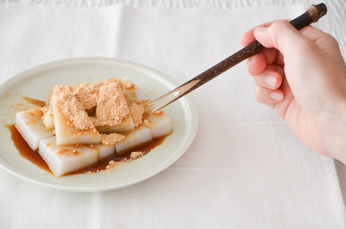 Black bamboo fork with dessert / 黒竹フォークで和菓子を取る様子