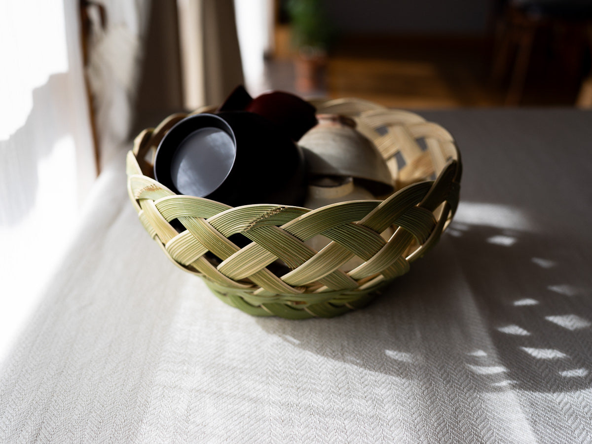 Madake bamboo sasara open-weave basket with tableware / 真竹のささら目かごに器を入れた様子