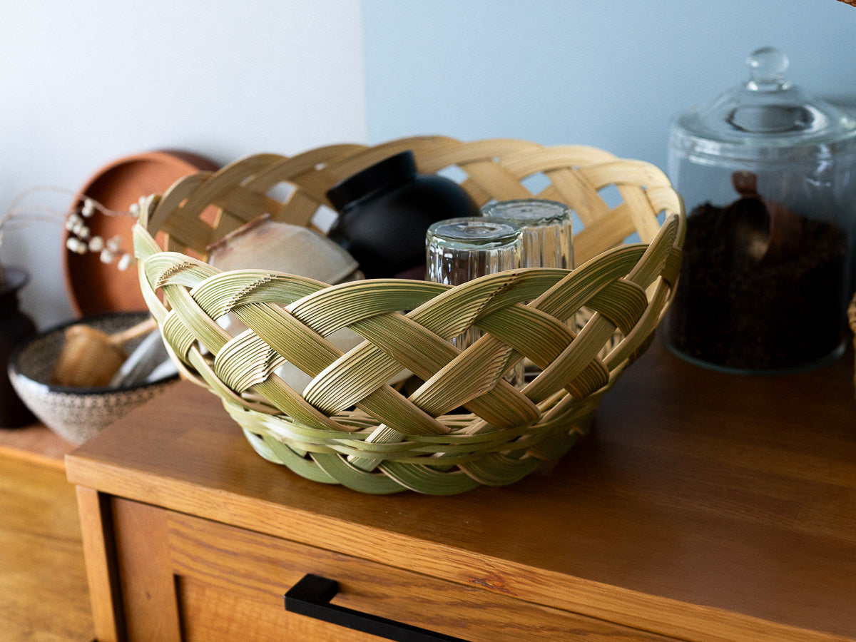 Madake bamboo sasara open-weave basket with tableware / 真竹のささら目かごに食器を入れた様子