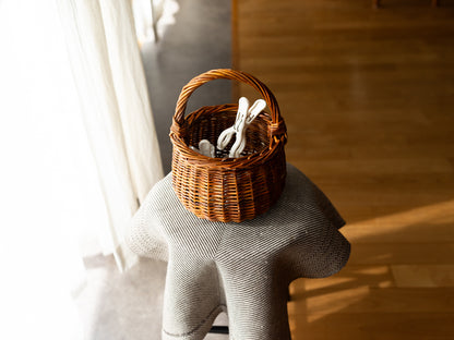 Willow pinch basket holding clothespins placed on a stool / やなぎのピンチバスケットに洗濯ばさみを入れてスツールの上に置いた様子