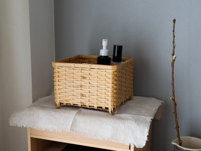 White bamboo footed box basket with bottles / 白竹の足付き角かごにボトル類を入れた様子