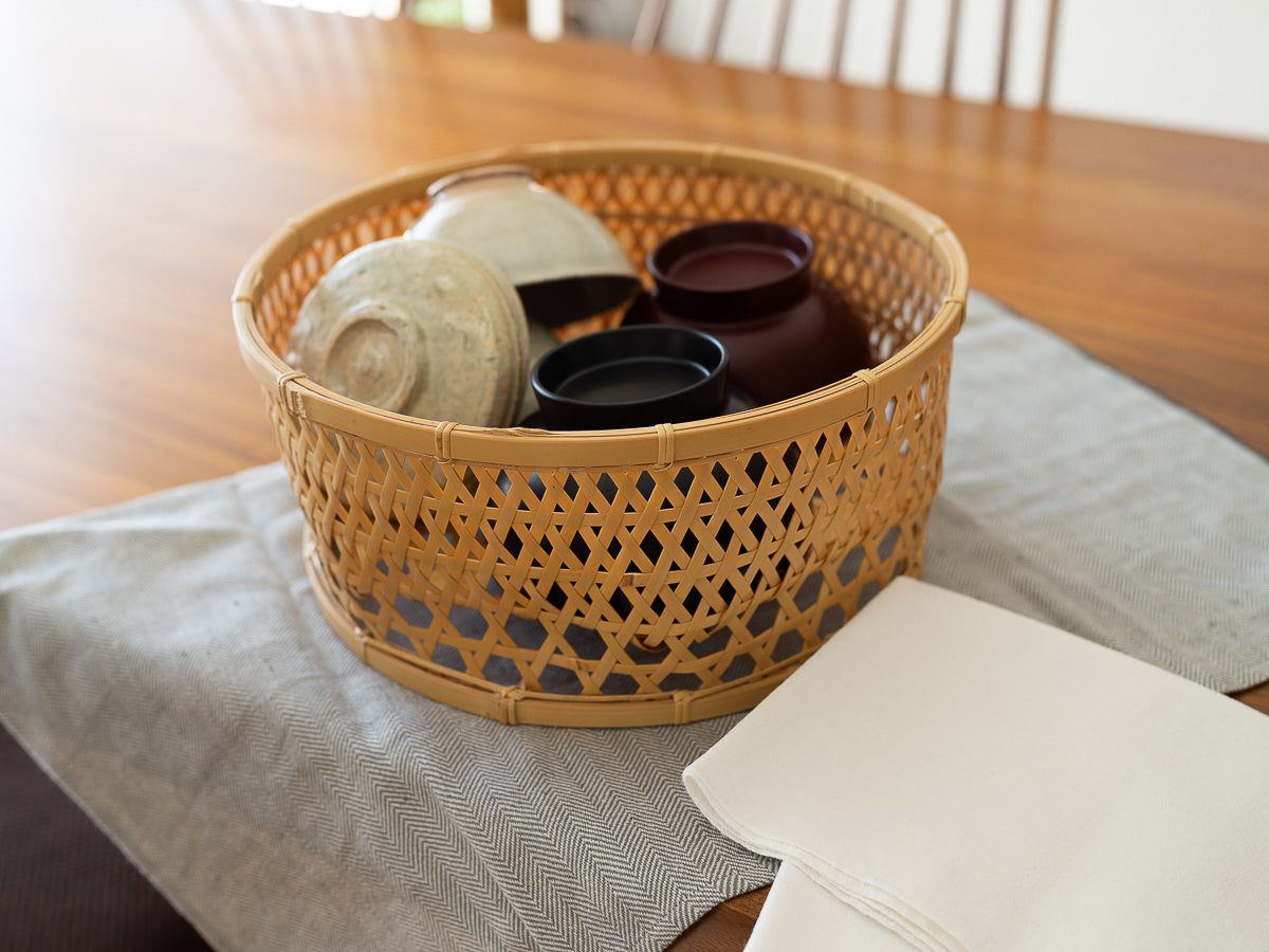 White bamboo round tableware basket in hishime weave with dishes / 白竹の丸椀かご（菱目編み）に食器を入れた様子