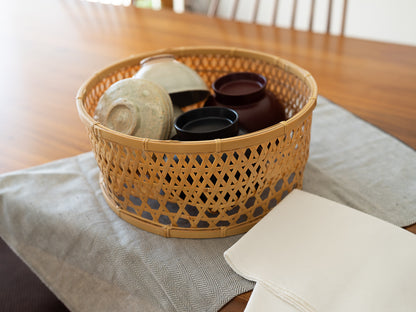 White bamboo round tableware basket in hishime weave with dishes / 白竹の丸椀かご（菱目編み）に食器を入れた様子
