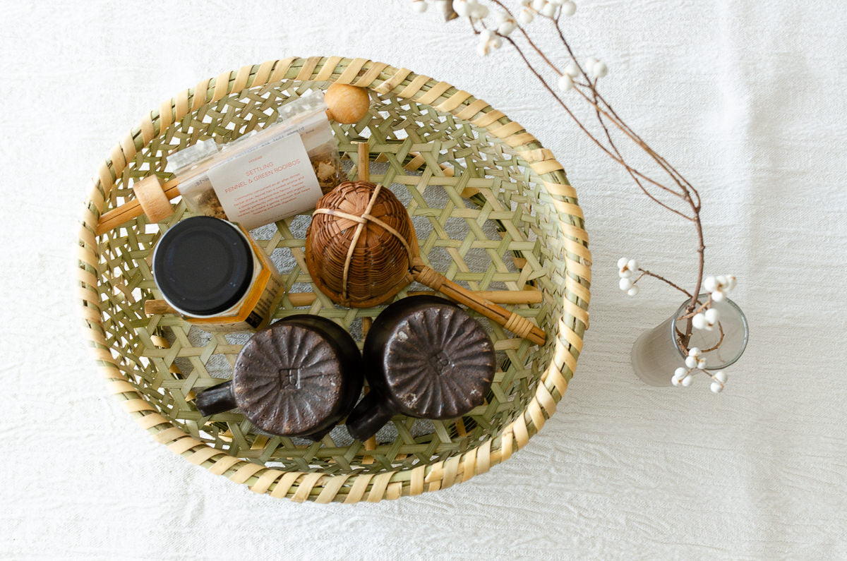 Nemagari bamboo dish basket with items / 根曲竹の茶碗かごに小物を入れた様子