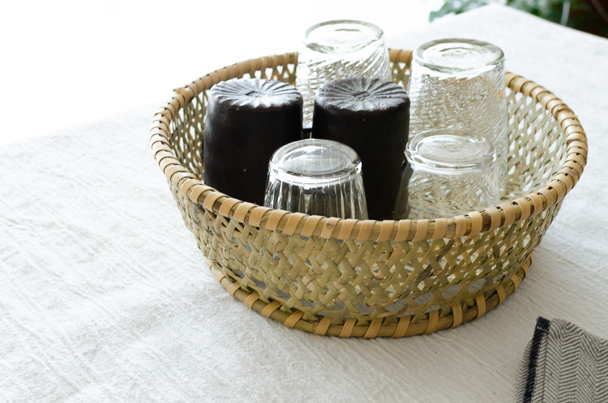 Nemagari bamboo shallow dish basket with tableware / 根曲竹の浅型茶碗かごに食器を入れた様子