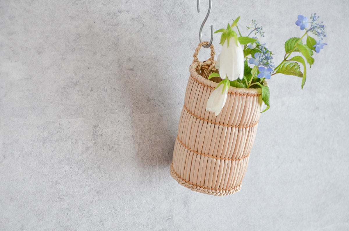 Cattail hanging flower vase with flowers / がまの花筒に花を生けた様子
