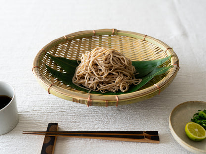 Hachiku bamboo oval colander with noodles / 淡竹の楕円ざるに麺を盛り付けた様子
