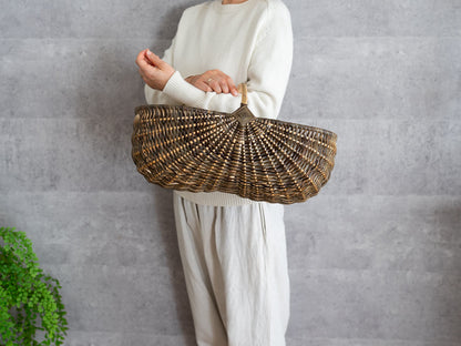 Willow and hazel outdoor basket “Fine” being held / やなぎとヘーゼルのアウトドアバスケット“Fine”を持っている様子