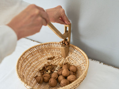 Walnut Cracking Basket / Willow, Hazel / FRA 640209-1