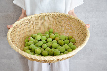 Large bamboo colander “Age-zaru” with green plums / 青竹の揚げざるに青梅を入れた様子