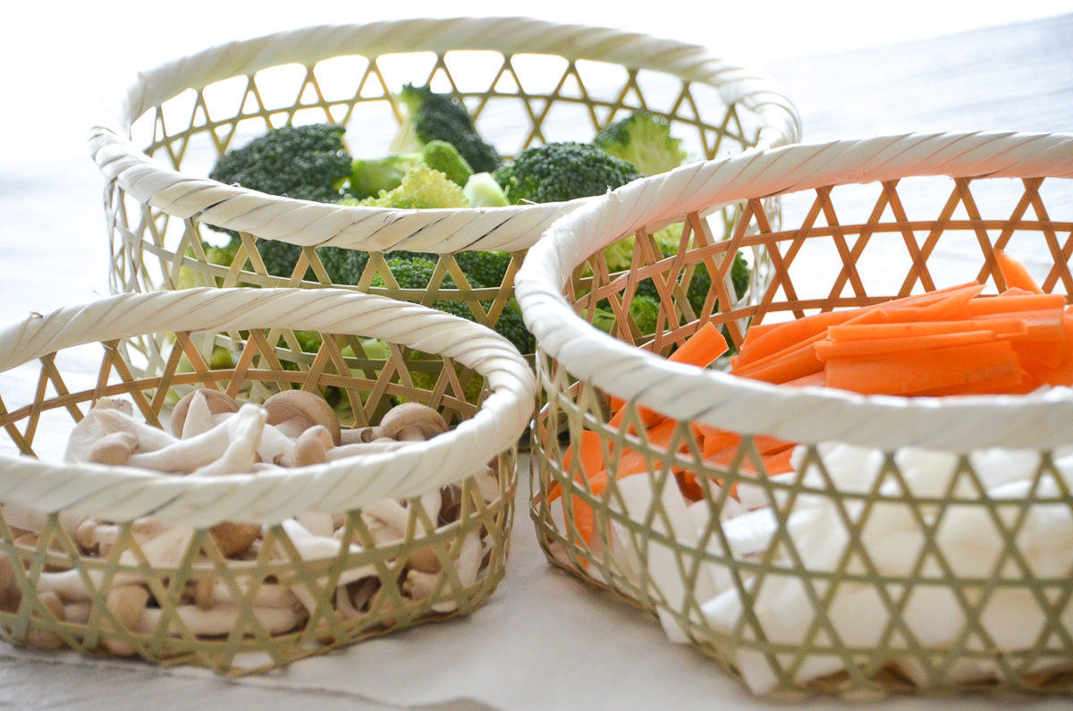 Madake bamboo mekago baskets filled with vegetables / 真竹の目かごに野菜を入れた様子
