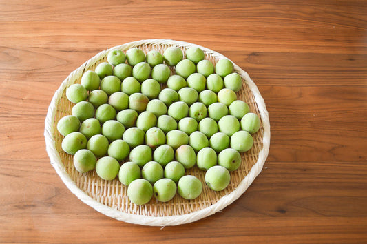 Bamboo round tray with ume plums arranged on top / 青竹の丸盆ざるに梅を並べた様子