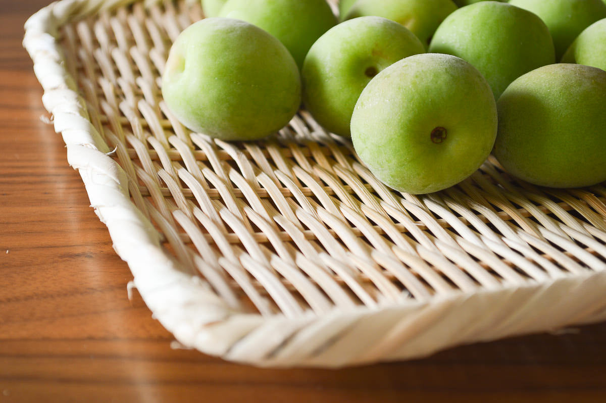 Bamboo rectangular tray with ume plums arranged on top / 青竹の角盆ざるに梅を並べた様子