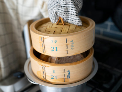 Hinoki cypress Chinese steamer in use / ひのきの中華せいろを使って蒸している様子