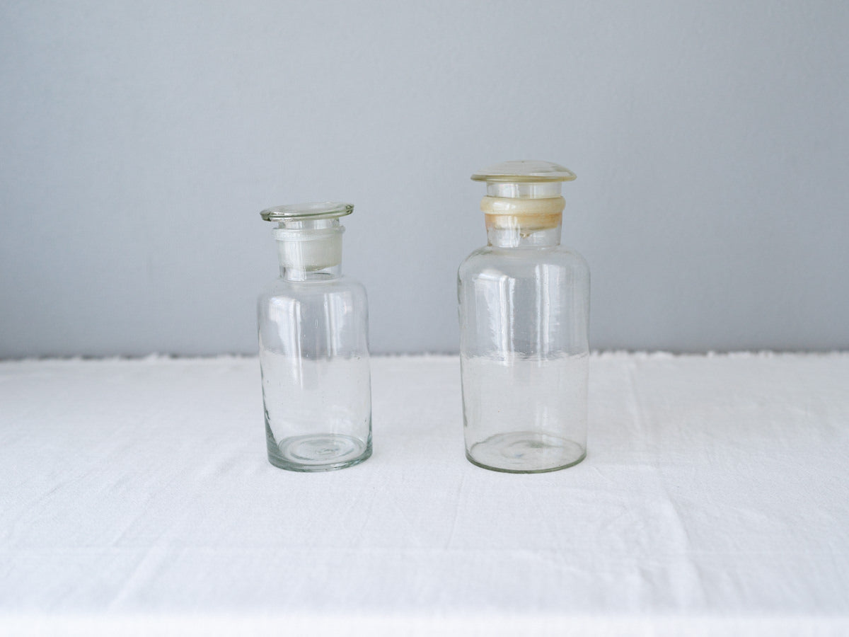 Antique glass medicine bottles small and large / 古物の薬瓶（大小2本）を置いた様子