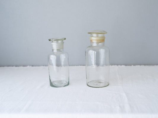 Antique glass medicine bottles small and large / 古物の薬瓶（大小2本）を置いた様子
