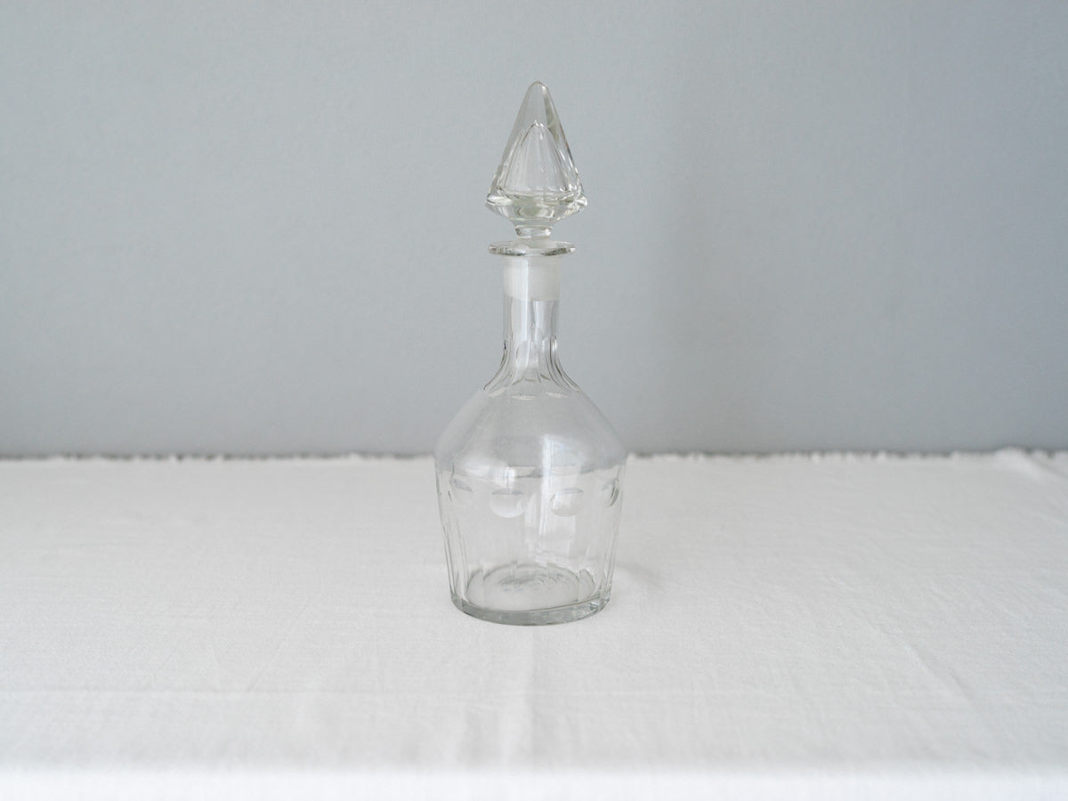 Antique glass decanter bottle / 古物のデキャンタボトルAを置いた様子