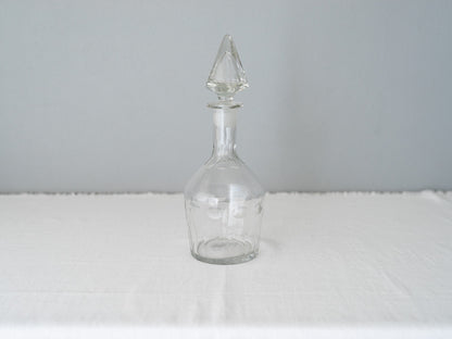 Antique glass decanter bottle / 古物のデキャンタボトルAを置いた様子
