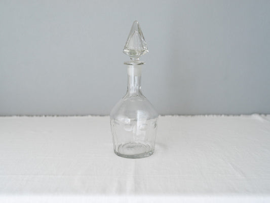 Antique glass decanter bottle / 古物のデキャンタボトルAを置いた様子