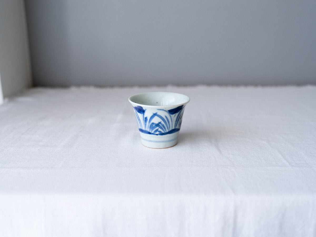 Antique sobachoko cup with irises design / 古物のそば猪口（広東椀型・菖蒲文）を置いた様子