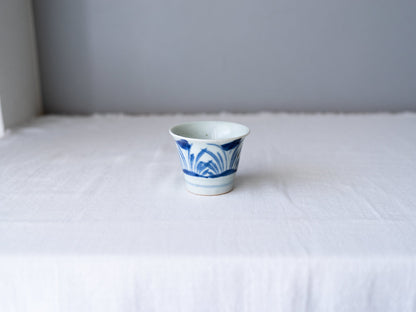 Antique sobachoko cup with irises design / 古物のそば猪口（広東椀型・菖蒲文）を置いた様子
