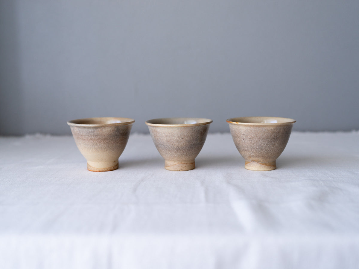 Antique Japanese teacups set of three / 古物の湯呑み3客を置いた様子