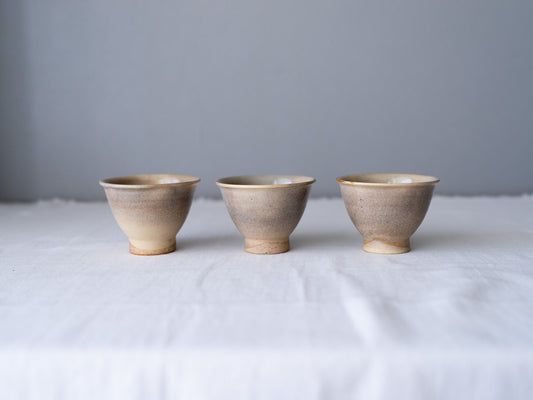 Antique Japanese teacups set of three / 古物の湯呑み3客を置いた様子
