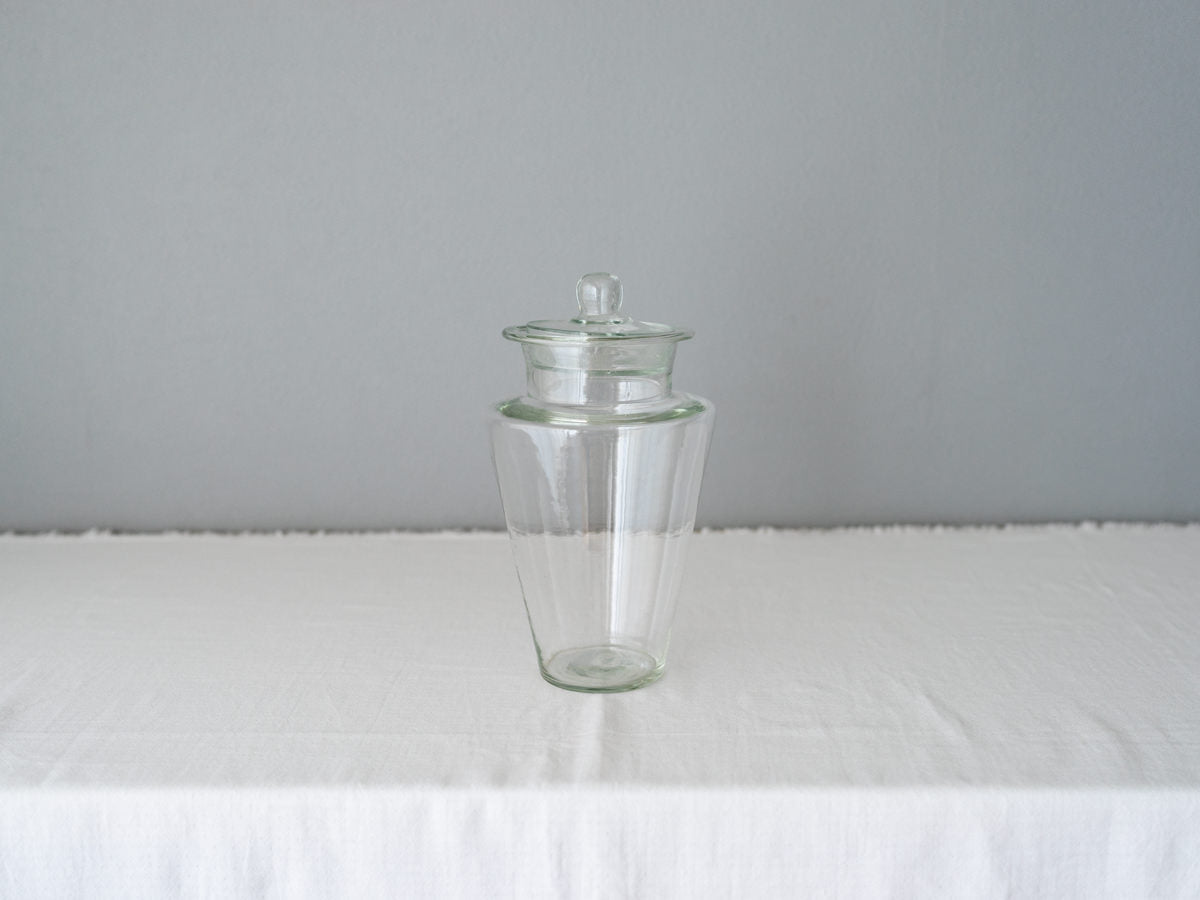 Antique glass syrup bottle / 古物のシロップ瓶を置いた様子