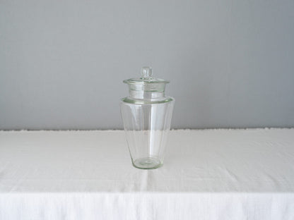 Antique glass syrup bottle / 古物のシロップ瓶を置いた様子