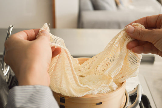 Cotton steaming cloth used in a steamer / 綿の蒸し布をせいろで使っている様子