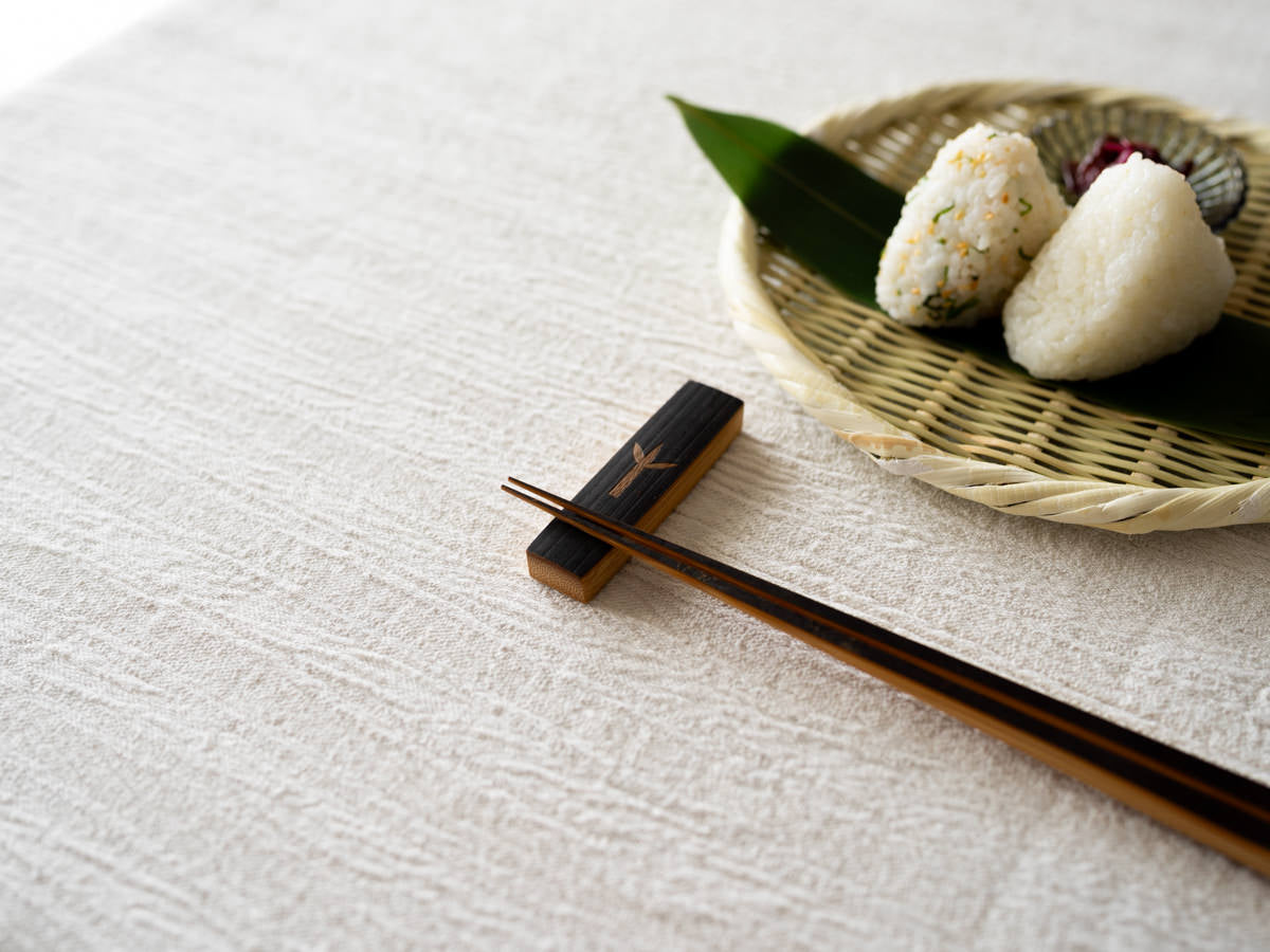Smoked bamboo cutlery rest with chopsticks / 炭竹のカトラリーレストに箸を置いた様子
