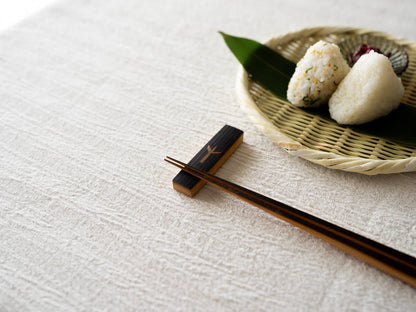 Smoked bamboo cutlery rest with chopsticks / 炭竹のカトラリーレストに箸を置いた様子