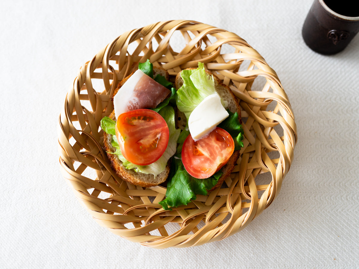 White bamboo rough-weave serving tray with food / 白竹の荒組み竹皿に料理をのせた様子