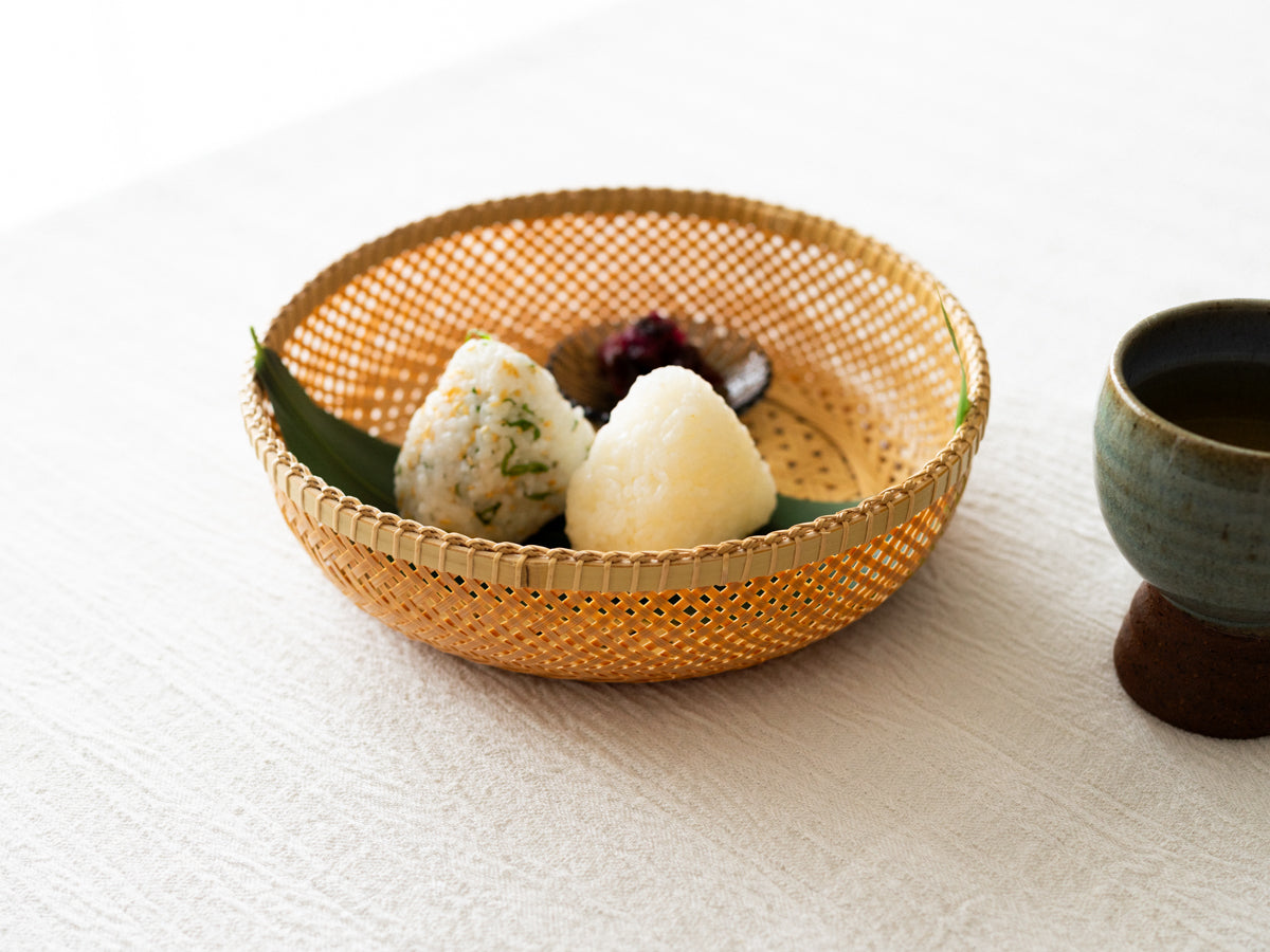 White bamboo serving basket in rinko weave with food / 白竹の輪弧編みの盛りかごに料理を盛りつけた様子
