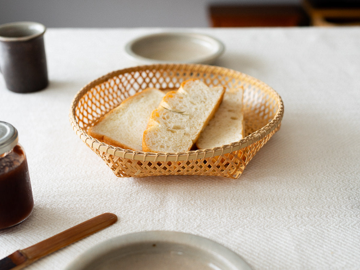 White bamboo serving basket in asanoha weave with bread / 白竹の麻の葉編みの盛り籠にパンを盛りつけた様子