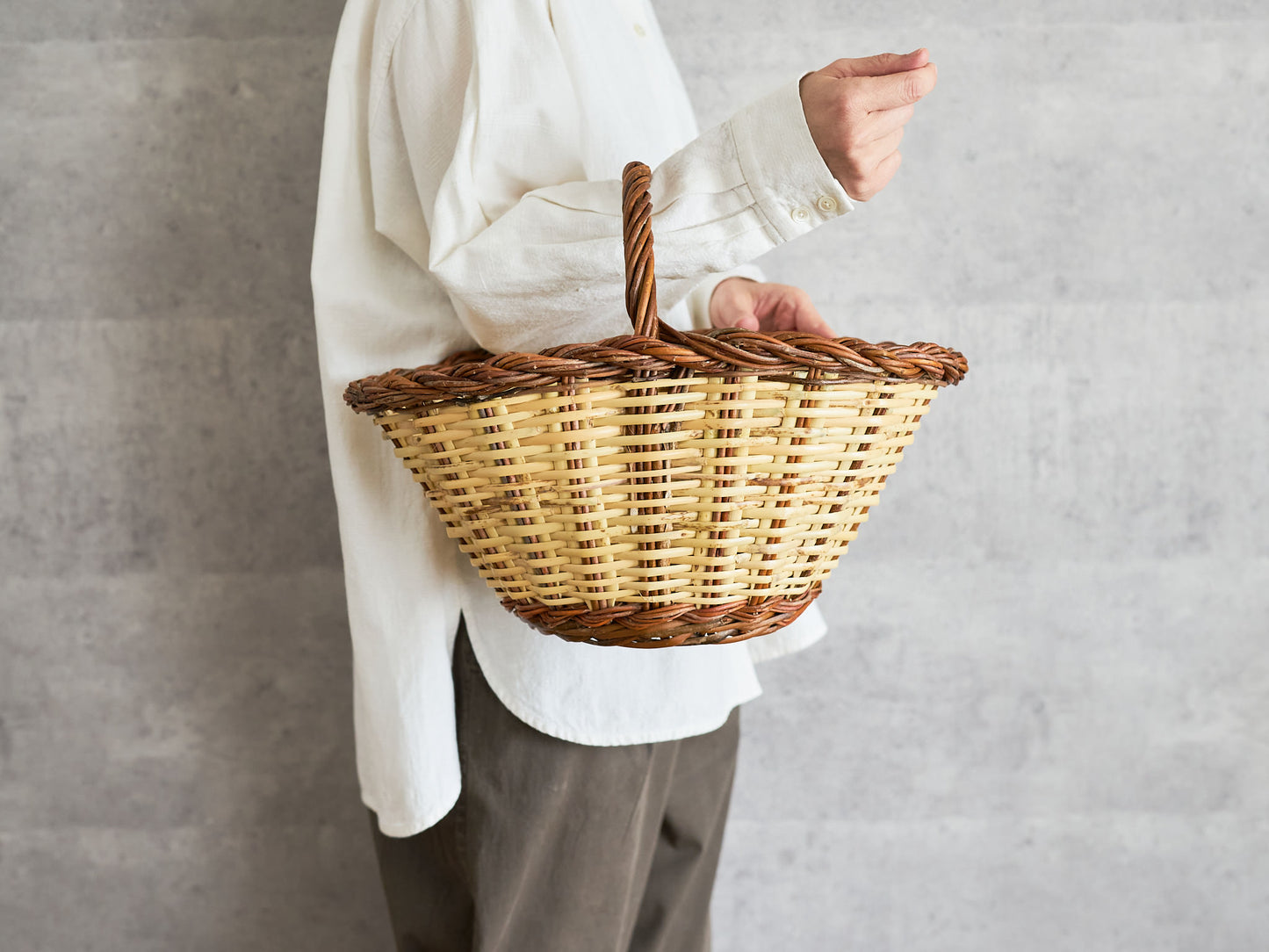 Oval one-handle basket in willow and caña, handwoven texture visible / やなぎとカーニャのワンハンドルオーバルバスケット、編み目が見える様子