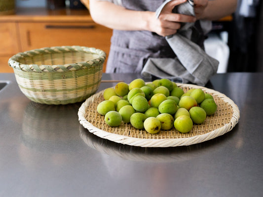 Bamboo round tray “Maru Bon-zaru” with green plums / 青竹の丸盆ざるに青梅をのせた様子