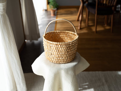 Pine-root circle basket with handle placed on a stool / 松の根の手つきサークルバスケットをスツールに置いた様子