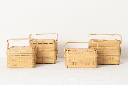 White bamboo handled lunch baskets (small) arranged / 白竹の手つき弁当かご（小）を並べた様子