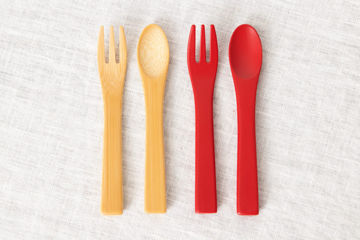 Moso bamboo baby forks and spoons arranged on fabric / 孟宗竹のベビーフォークとベビースプーンを布の上に並べた様子