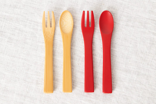 Moso bamboo baby forks and spoons arranged on fabric / 孟宗竹のベビーフォークとベビースプーンを布の上に並べた様子