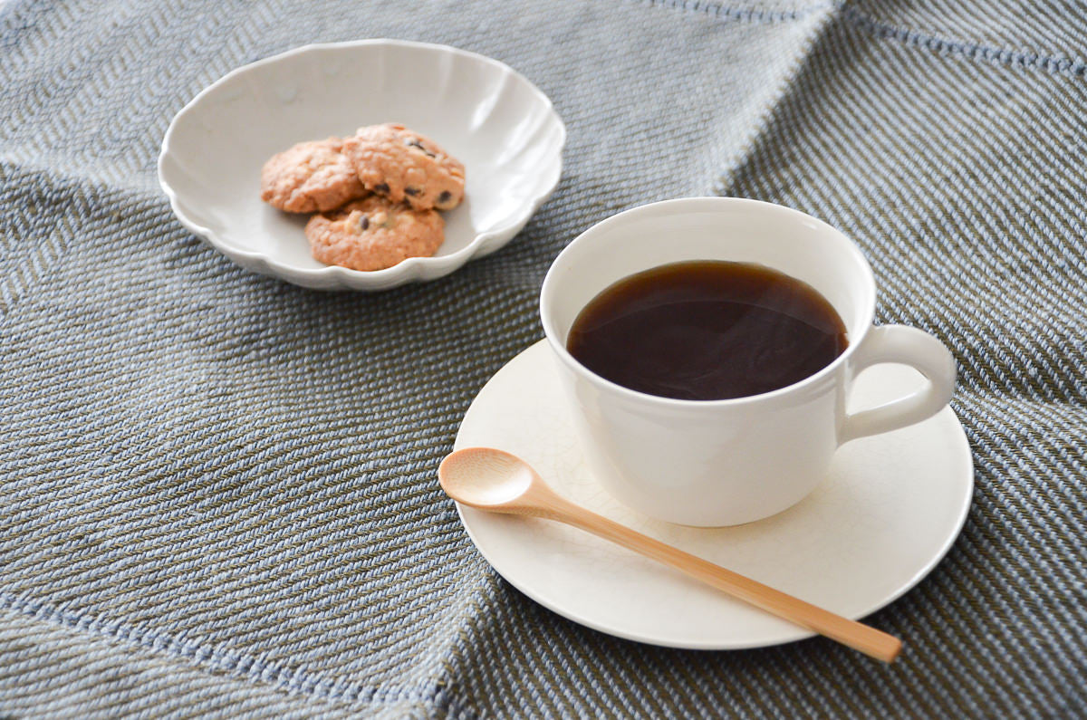 Moso bamboo coffee spoon on saucer / 孟宗竹のコーヒースプーンをソーサーの上に置いた様子
