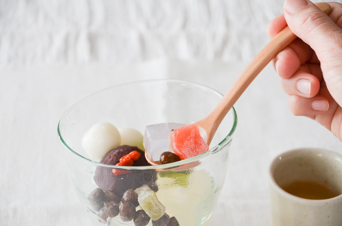 Japanese cherry birch ARCH dessert spoon scooping dessert / ミズメのARCHデザートスプーンでデザートをすくっている様子