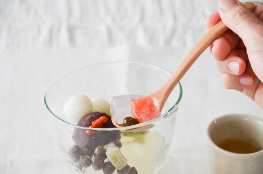 Japanese cherry birch ARCH dessert spoon scooping dessert / ミズメのARCHデザートスプーンでデザートをすくっている様子