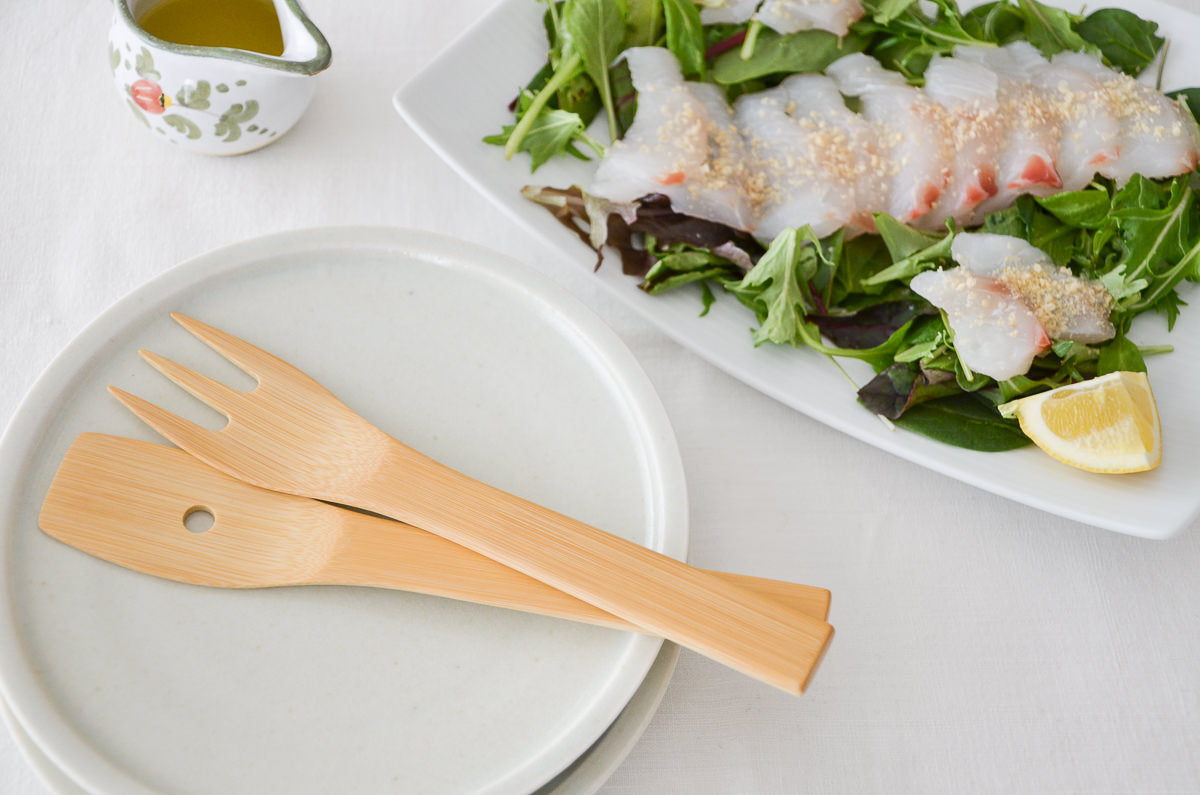 Moso bamboo short salad servers on plates / 孟宗竹のショートサラダサーバーが皿の上に置かれている様子