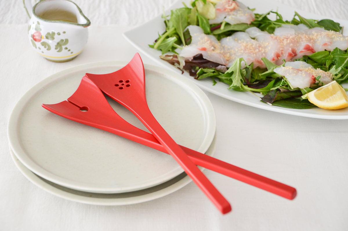 Moso bamboo salad servers in ginkgo leaf shape on plates / 孟宗竹のいちょう形サラダサーバーが皿の上に置かれている様子