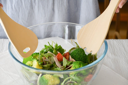 Moso bamboo hand-shaped salad servers mixing salad / 孟宗竹のハンド形サラダサーバーを使ってサラダを和えている様子