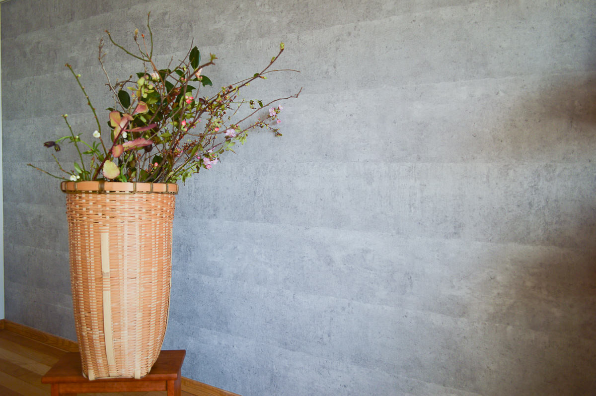Madake bamboo “Sēkai-Chakago” flower basket with arranged branches / 真竹の青海茶籠に花材を活けた様子