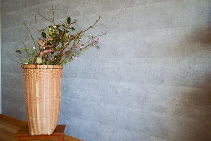 Madake bamboo “Sēkai-Chakago” flower basket with arranged branches / 真竹の青海茶籠に花材を活けた様子